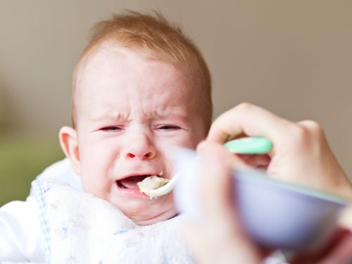 Ihr Kind weiß am besten, wann es Hunger hat und wann es satt ist. Zwingen Sie es also nicht den Brei aufzuessen. Ohne Zwang