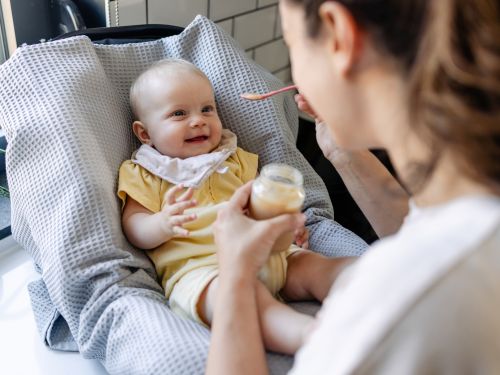 Beikost-Reifezeichen: Dein Baby kann mit Hilfe aufrecht sitzen
