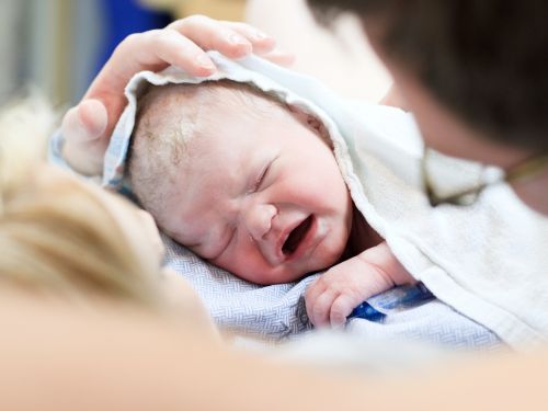 Hautpflege beim Neugeborenen: Käseschmiere bitte nicht abwaschen