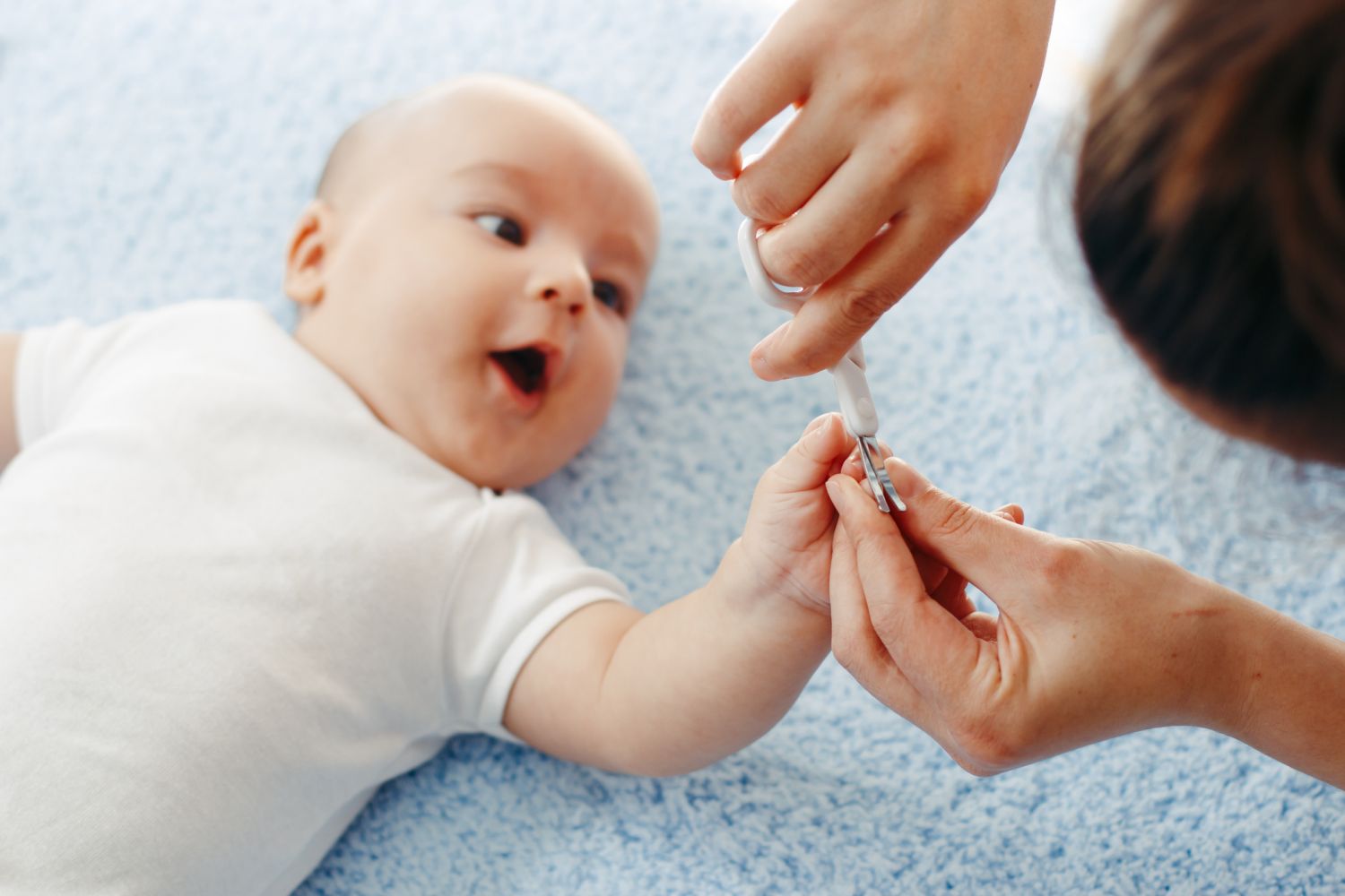 Fingernägel bei Babys schneiden 9monate.de