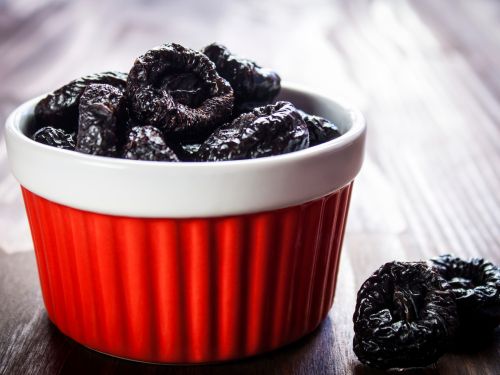 Beide wirken stuhlerweichend und können als Saft getrunken oder als Trockenfrüchte gegessen werden. Trockenfrüchte enthalten viele Ballaststoffe, aber auch viel Fruchtzucker, der Ihre Kalorienzufuhr in die Höhe treibt – greifen Sie hier also nur gelegentlich und in Maßen zu. Pflaumen und Birnen gegen Hämorrhoiden
