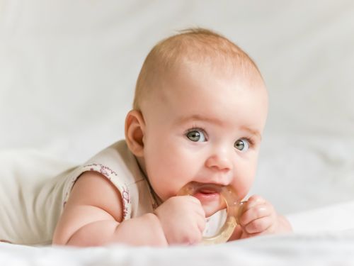 Zahnen bei Babys: Beißring als Hilfe