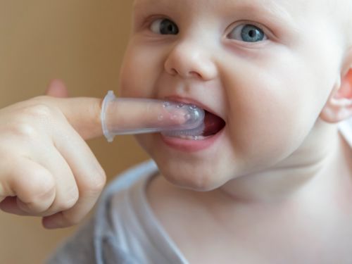Zähne putzen: Mit dem Fingerling beginnen