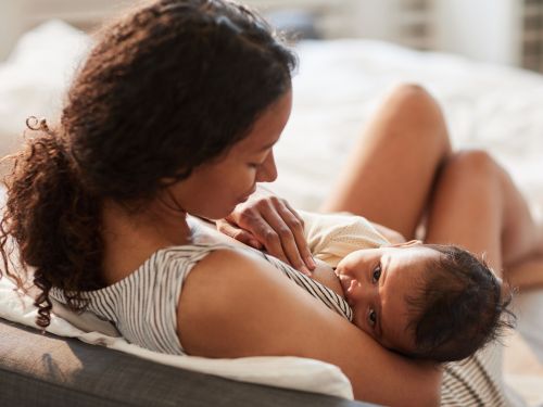 Husten: Baby mit ausreichend Flüssigkeit versorgen