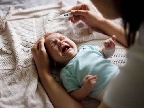 Warnsignal Fieber beim neugeborenen Baby