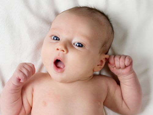 Mundsoor oder Windelsoor betrifft Babys am häufigsten - er wird durch den Hefepilz Candida albicans ausgelöst und die Ansteckung erfolgt meist während der Geburt