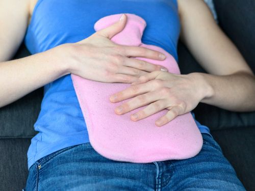 Massieren Sie ganz sanft mit der flachen Hand im Uhrzeigersinn über den Bauch Ihres Kindes – das regt die Darmtätigkeit an. Auch Wärme hat einen solchen Effekt. Dazu können Sie entweder eine Wärmflasche auf den Bauch legen oder warme Wickel nutzen. Starke Bauchschmerzen müssen ärztlich abgeklärt werden! Bauchmassage und Wärme
