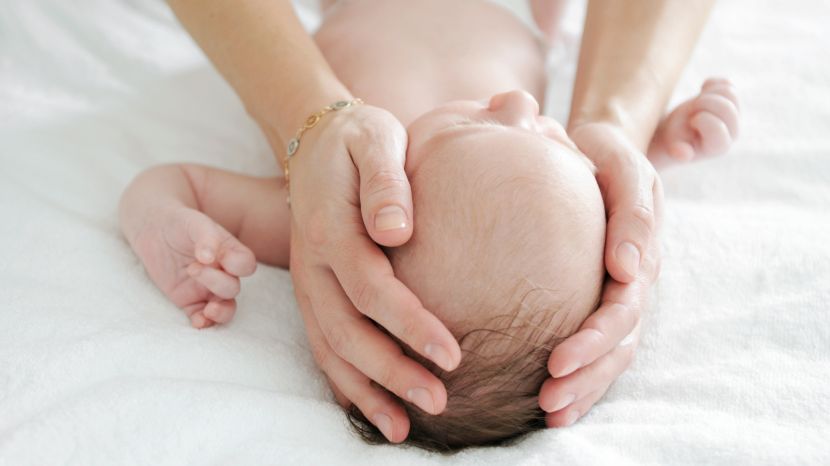 Fontanelle beim Baby: Das bedeutet es, wenn sie pulsiert, eingefallen oder vorgewölbt ist