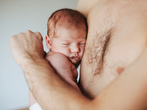 Aus den Brustwarzen eines Babys kann Milch kommen!