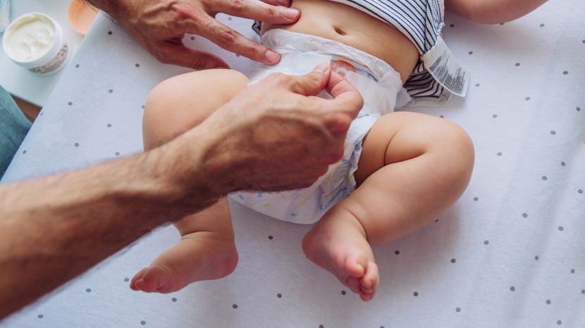 Grüner Stuhlgang beim Baby: Was bedeutet das?