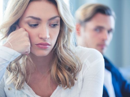 Reden Sie mit ihrem*ihrer Partner*in darüber, was gerade in Ihnen vorgeht. Damit kann Ihnen mehr Verständnis entgegen gebracht werden. Überlegen Sie gemeinsam, was Ihnen jetzt gut tun würde. Partner*in bei Stimmungsschwankungen einbeziehen